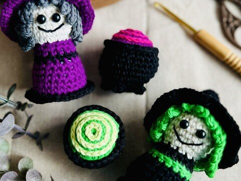 Amigurumi Hexe mit Hexenkessel – Häkelanleitung für das ganze Jahr