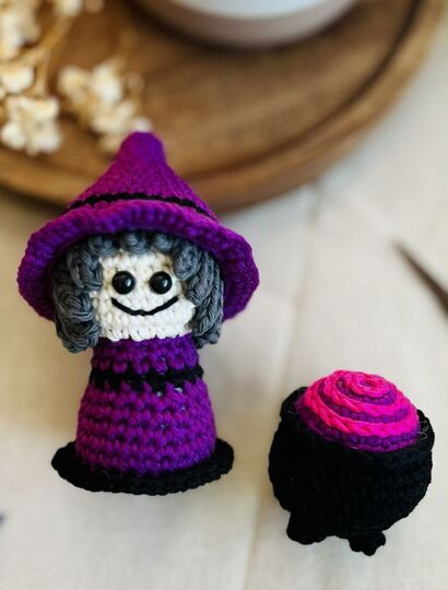 Amigurumi Hexe mit Hexenkessel – Häkelanleitung für das ganze Jahr