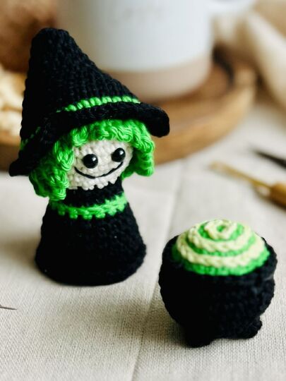 Amigurumi Hexe mit Hexenkessel – Häkelanleitung für das ganze Jahr