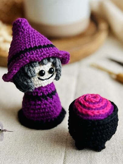 Amigurumi Hexe mit Hexenkessel – Häkelanleitung für das ganze Jahr