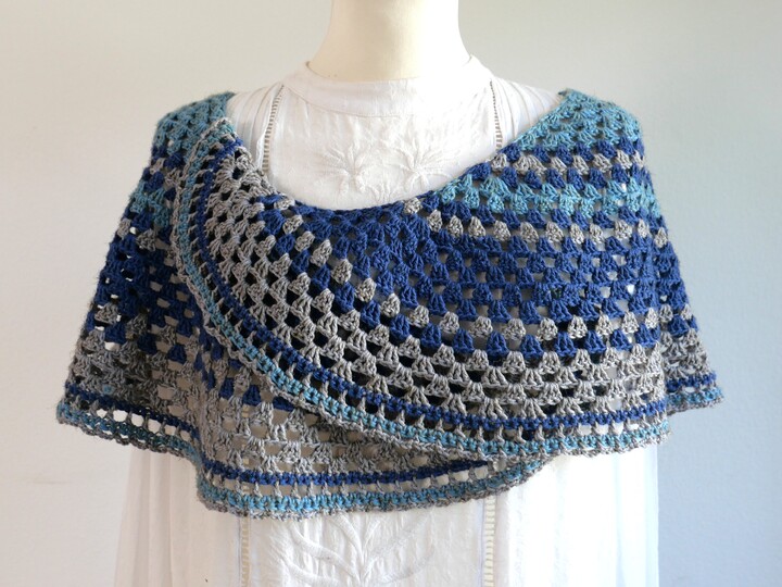Crochet Pattern for the Semi-Circular Shawl „Blaue Stunde“