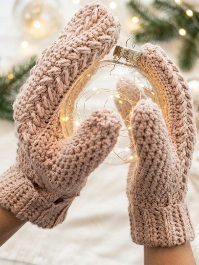 Handschuhe häkeln: Warme Fäustlinge mit edlem Zopfmuster – Größe anpassbar