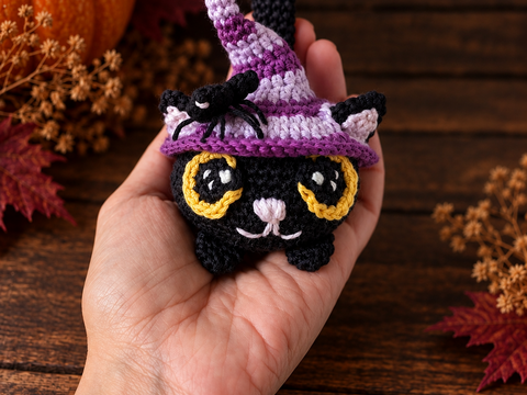 Halloween Witch Cat with Spider - Amigurumi Crochet Pattern (in EN, DE)
