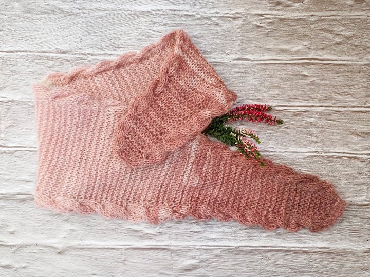 Strickanleitung Minituch „Fjordtwist“ mit Zöpfchen