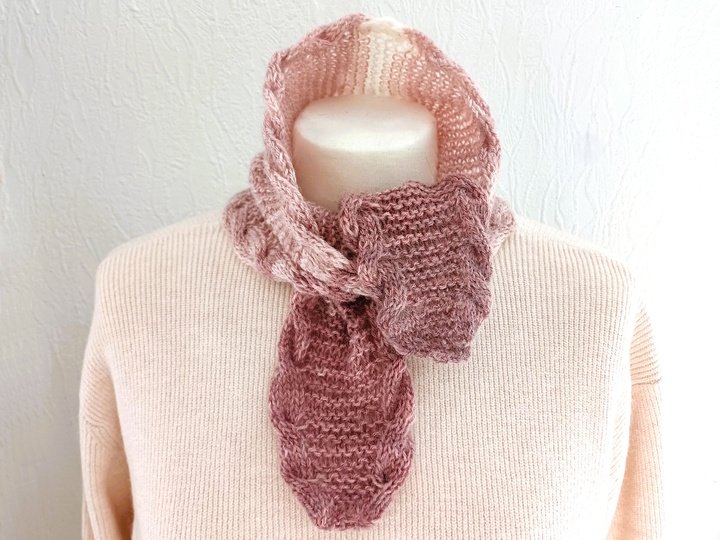 Strickanleitung Minituch „Fjordtwist“ mit Zöpfchen
