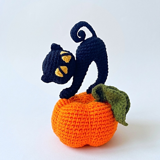Schwarze Katze mit Kürbis häkeln – PDF-Anleitung