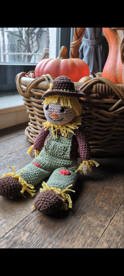 Herbstliche Vogelscheuche häkeln - schöne Deko für dein Zuhause!