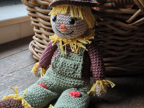 Herbstliche Vogelscheuche häkeln - schöne Deko für dein Zuhause!
