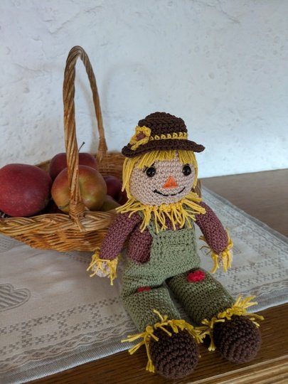 Herbstliche Vogelscheuche häkeln - schöne Deko für dein Zuhause!