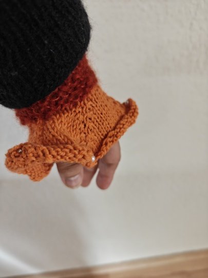 Strickanleitung für Pulswärmer "Amira" mit Rüschen