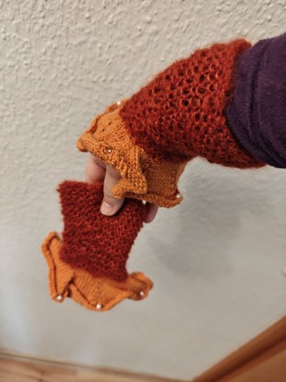 Strickanleitung für Pulswärmer "Amira" mit Rüschen