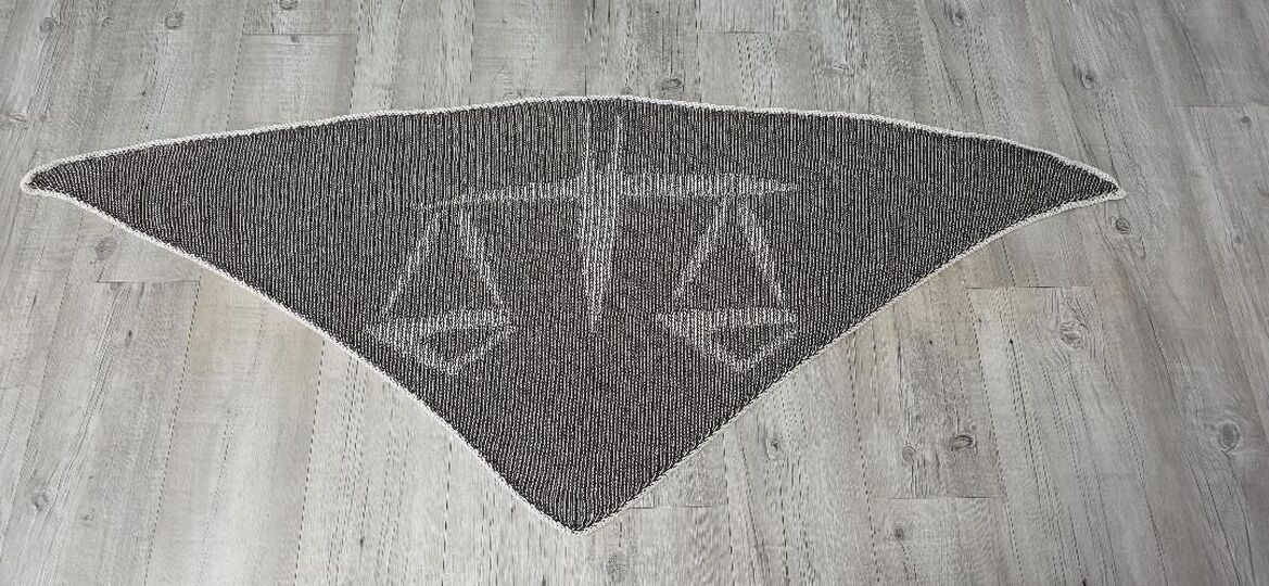 Libra, Shadow Knitting, Illusion Knitting, Motif Shawl
