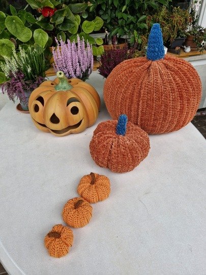 Happy Pumpkins – Kostenlose Häkelanleitung für Kürbisse in 4 Größen