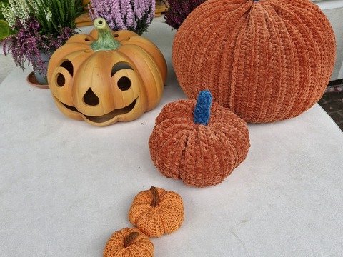Happy Pumpkins – Kostenlose Häkelanleitung für Kürbisse in 4 Größen