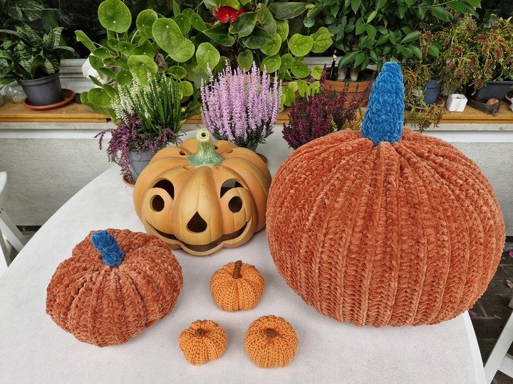 Happy Pumpkins – Free Crochet Pumpkin Pattern (4 Sizes)