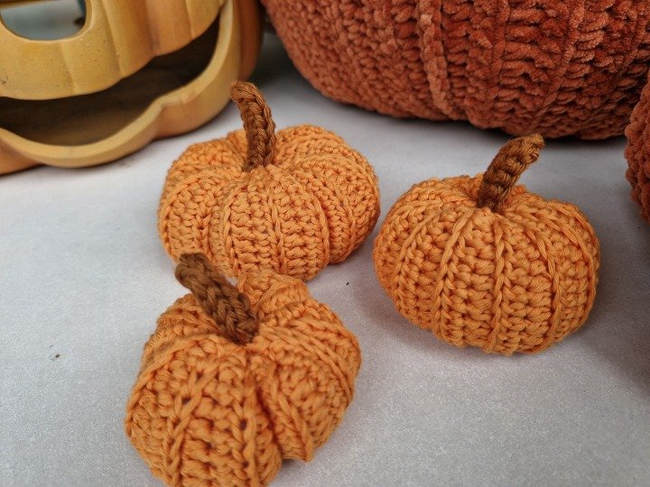 Happy Pumpkins – Free Crochet Pumpkin Pattern (4 Sizes)