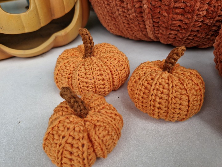 Happy Pumpkins – Kostenlose Häkelanleitung für Kürbisse in 4 Größen
