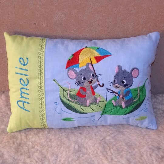 Stickdatei - Kissen ITH - 2 Mäuschen beim Angeln - Maus auf dem Blatt