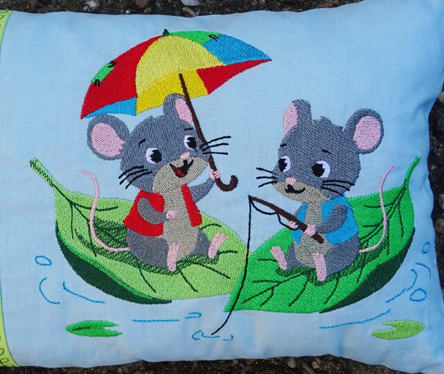Stickdatei - Kissen ITH - 2 Mäuschen beim Angeln - Maus auf dem Blatt