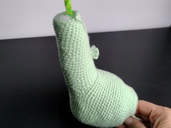 Häkelanleitung Lino Langhals – Zeitreise-Dino mit Kappe und Stacheln