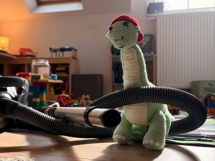 Häkelanleitung Lino Langhals – Zeitreise-Dino mit Kappe und Stacheln