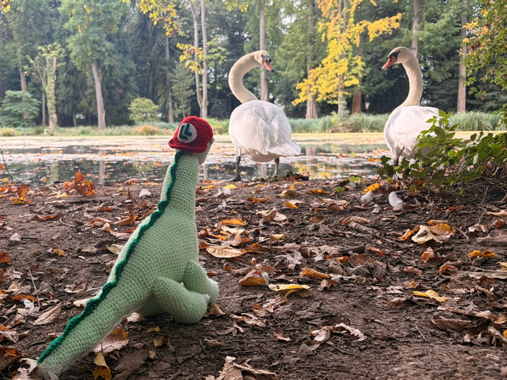 Häkelanleitung Lino Langhals – Zeitreise-Dino mit Kappe und Stacheln