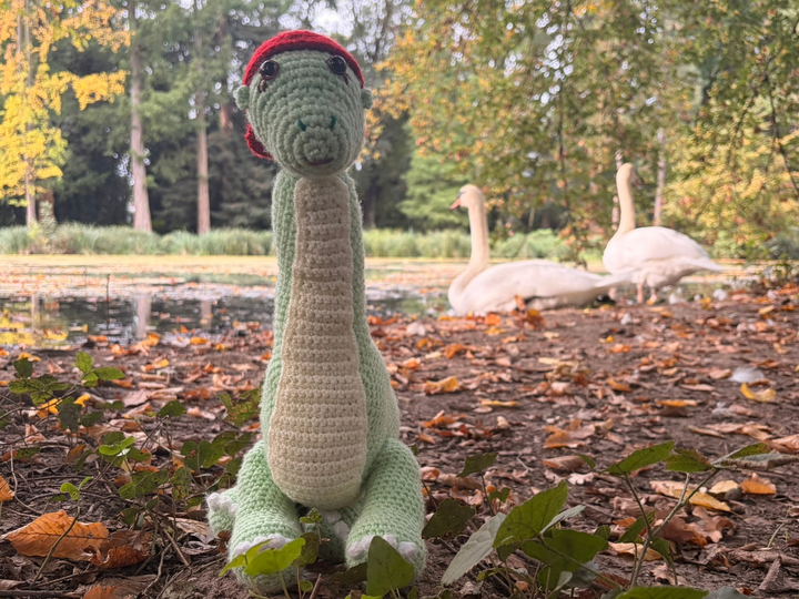 Häkelanleitung Lino Langhals – Zeitreise-Dino mit Kappe und Stacheln