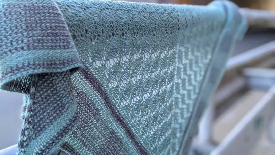 Castaway Shawl - Tuch im Lace/Schattenstrickmuster