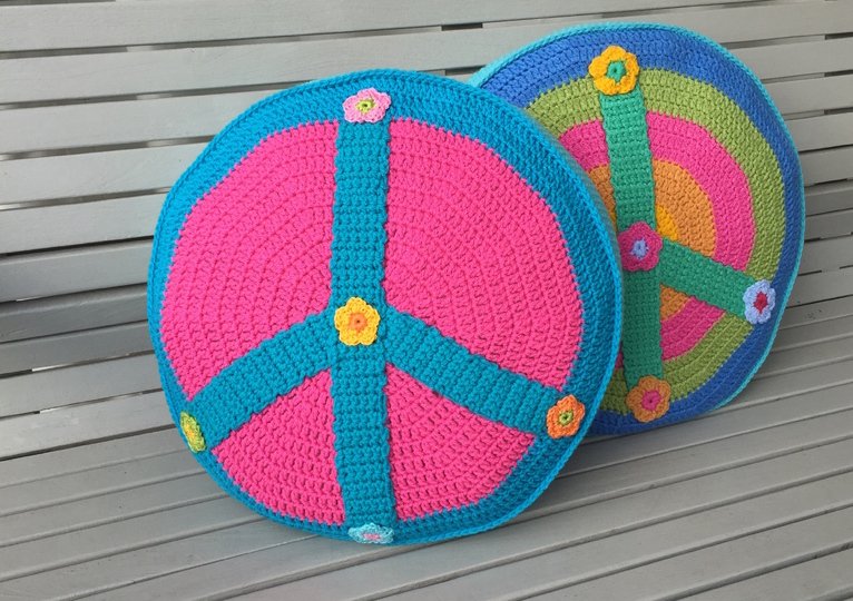 Häkelanleitung Peace-Kissen, Häkelkissen mit Peace Zeichen, Hippie Flowers