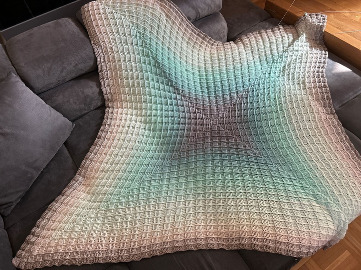 Crochet Pattern: Wendewunder Blanket & Pillow (+ Bonus Sweater)