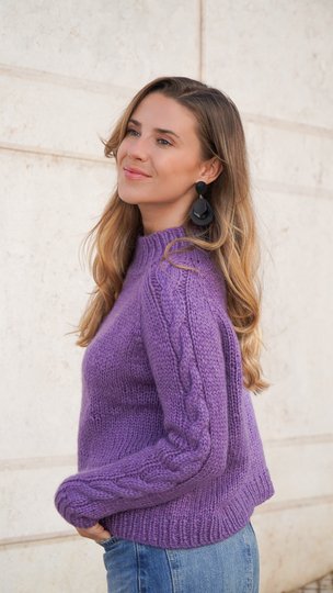 Raglan Pullover von oben mit Zopfmuster und Videotutorial