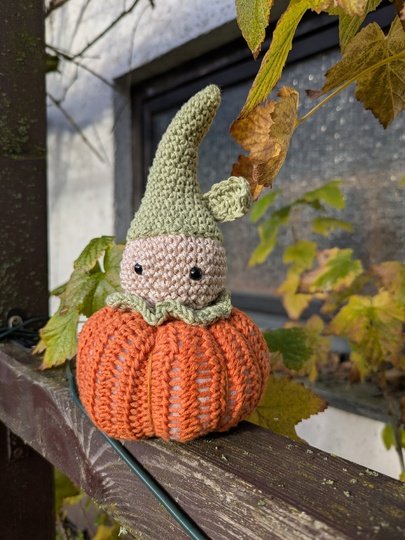 kleiner Kürbis Wichtel - niedliche Dekoration zum Häkeln für den Herbst