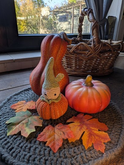 kleiner Kürbis Wichtel - niedliche Dekoration zum Häkeln für den Herbst