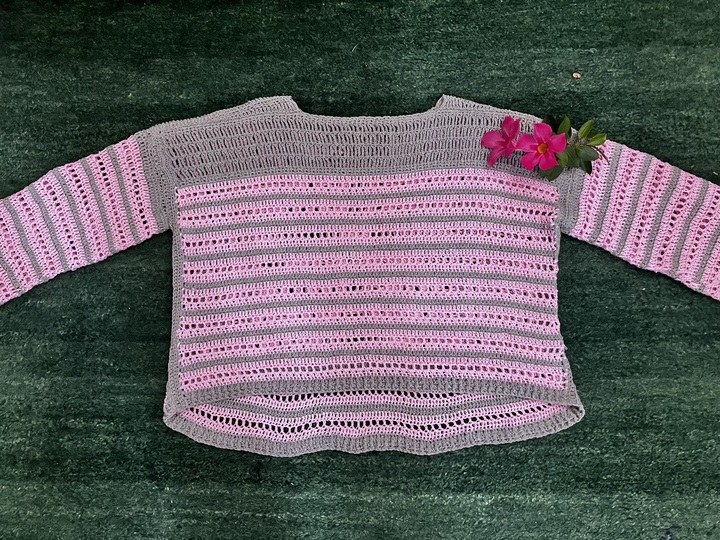 Rosa-und-Grau-Harmonie als Pulli -Häkelanleitung