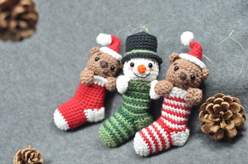 Häkelanleitung kleine Weihnachtssocke mit Schneemann & Bär