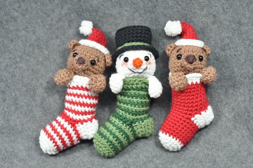 Häkelanleitung kleine Weihnachtssocke mit Schneemann & Bär