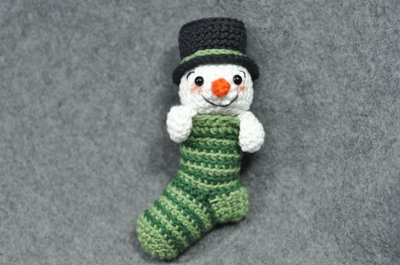 Häkelanleitung kleine Weihnachtssocke mit Schneemann & Bär