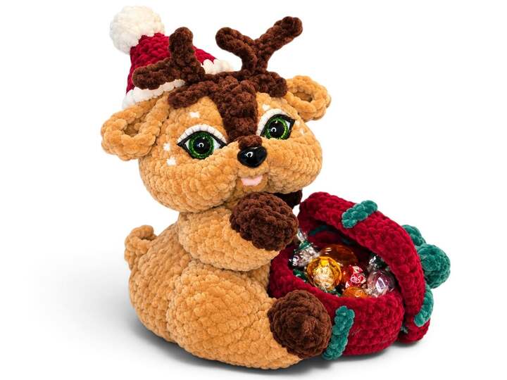 Crochet Pattern Naschelino – the Cute Christmas Reindeer with a Candy Box
