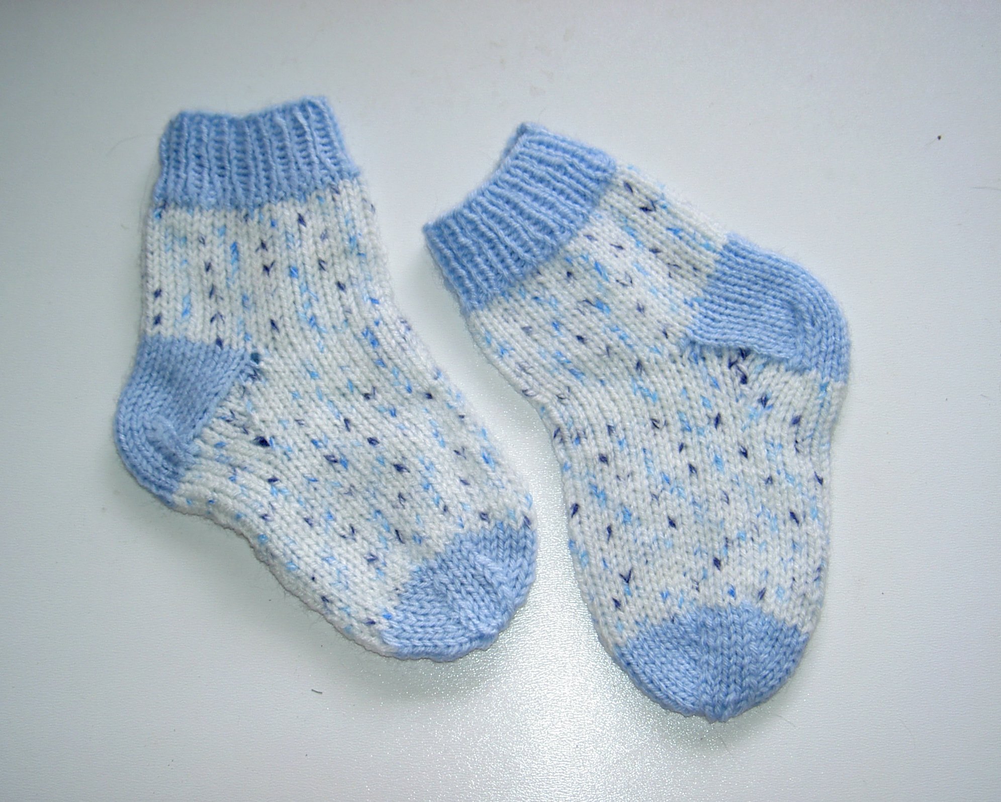 Babysöckchen*Babyschuhe*Socken*gestrickt*Handarbeit*hellgrau*ca.9,5-10 cm* 