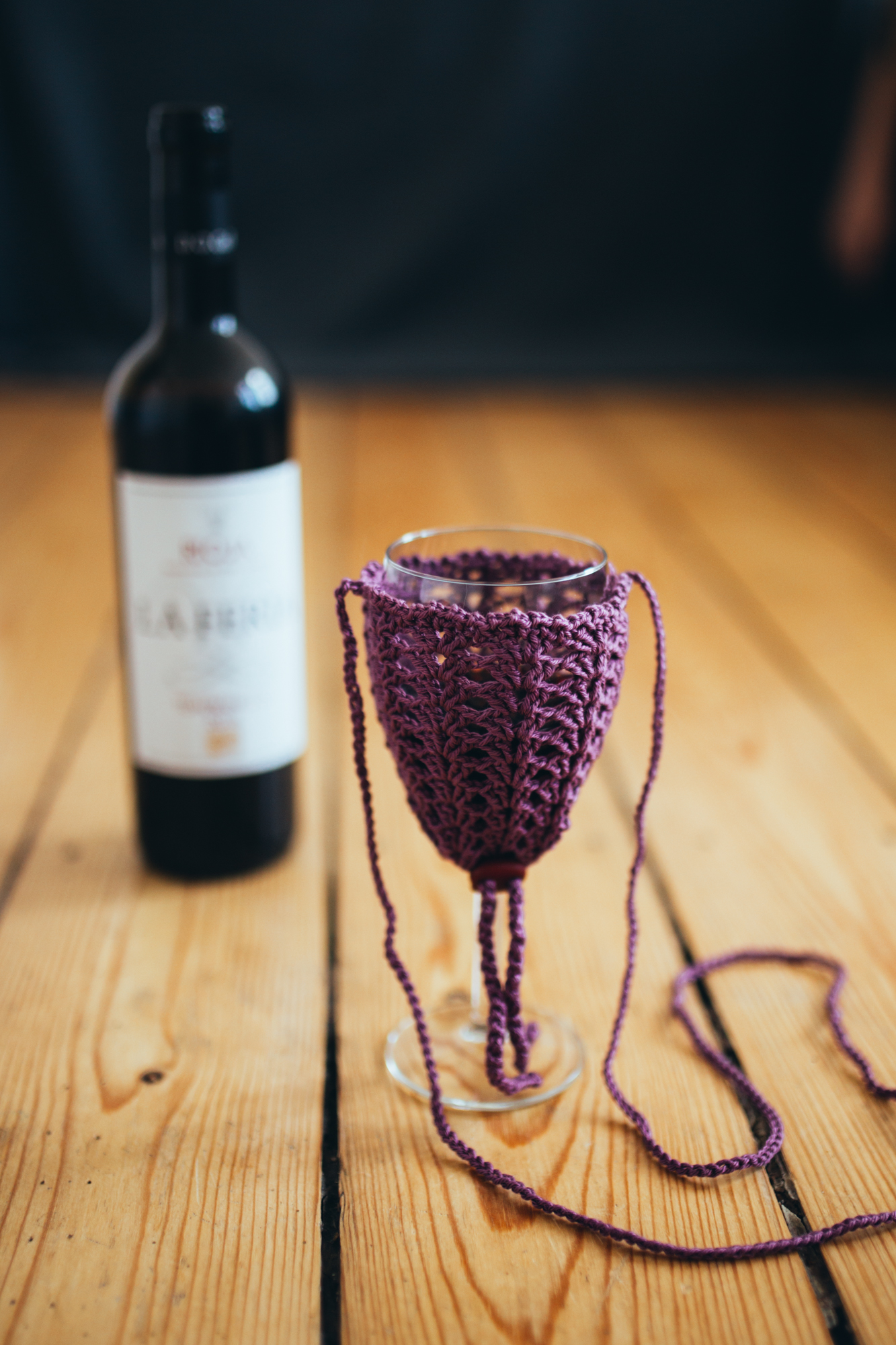 Weinglashalter Zum Umhängen - 6er Set Praktisch Für Partys & Feste - Schwarz Und Rosenrot