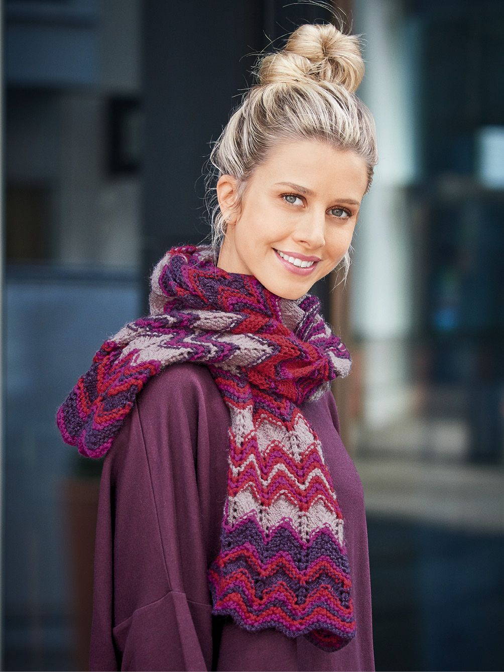 Объемный шарф. Шарфы женские вязаные. Вязаные шарфы. Вязаный шарф спицами. Красивые вязаные шарфы.