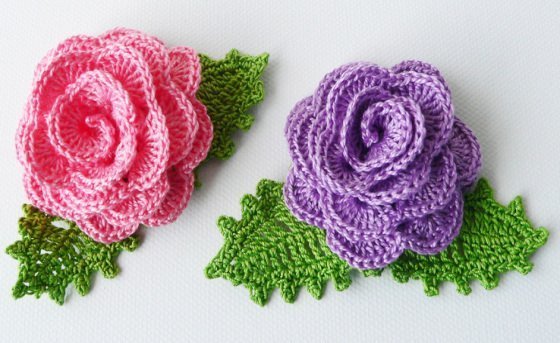 Crochet flower: rose with the leaves (size 4-5 cm)