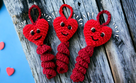Heartworm lucky charm - Crochet Pattern